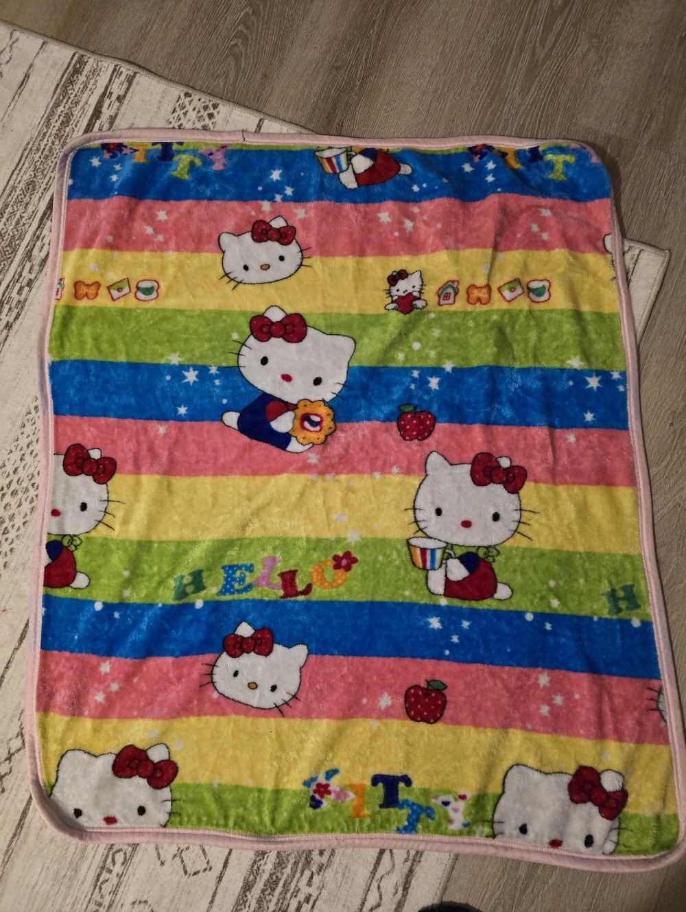 RETIRED 2000's Y2k HELLO KITTY REVERSIBLE 36" X 36” BLANKET SANRIO